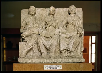 Votivskulptur einer dreifachen Muttergottheit